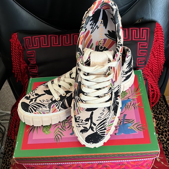 The fab and lovely day in Farm Rio sneakers, dress up or down 🌺 - Picture 4 of 13